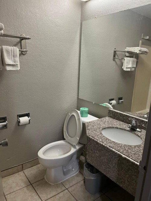 Mid Towne Inn & Suites - image 18