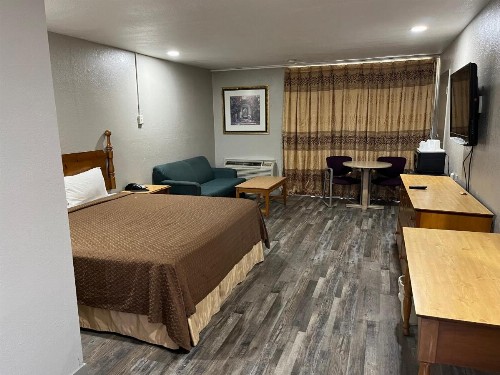 Mid Towne Inn & Suites - image 20