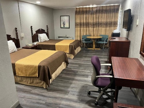 Mid Towne Inn & Suites - image 21