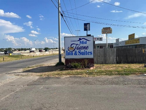 Mid Towne Inn & Suites - image 3