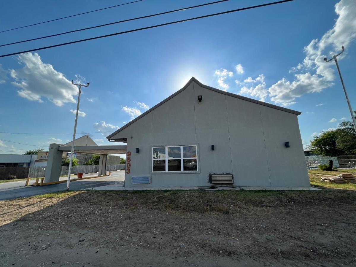 Mid Towne Inn & Suites - image 4