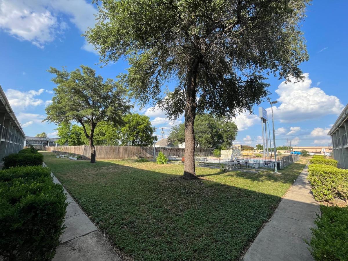 Mid Towne Inn & Suites - image 6