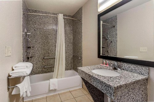 Econo Lodge Near Lackland Air Force Base-SeaWorld - image 33