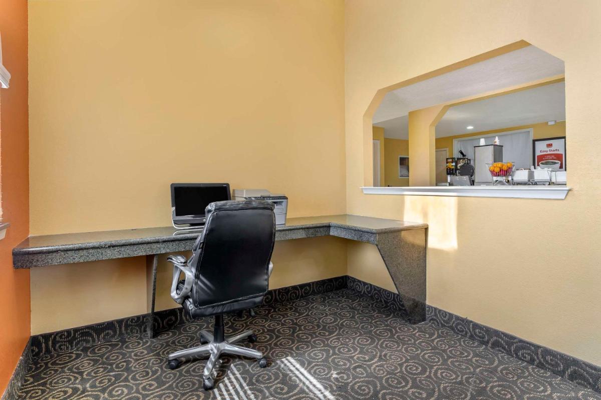 Econo Lodge Near Lackland Air Force Base-SeaWorld - image 5
