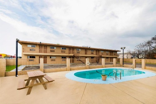 OYO Hotel San Antonio Lackland Air Force Base North - image 1