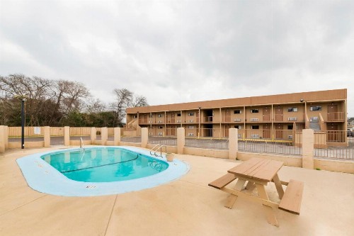 OYO Hotel San Antonio Lackland Air Force Base North - image 13