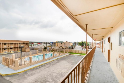 OYO Hotel San Antonio Lackland Air Force Base North - image 14