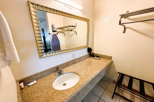 OYO Hotel San Antonio Lackland Air Force Base North - image 24