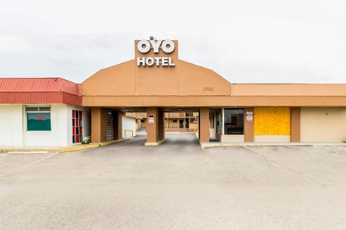 OYO Hotel San Antonio Lackland Air Force Base North - image 3
