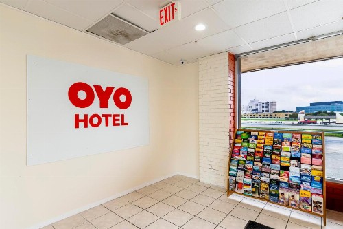 OYO Hotel San Antonio Lackland Air Force Base North - image 9