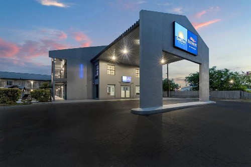 Deluxe Inn San Antonio Near Lackland AFB - image 8