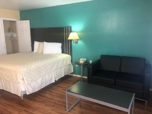 Pinn Road Inn and Suites Lackland AFB and Seaworld - image 13