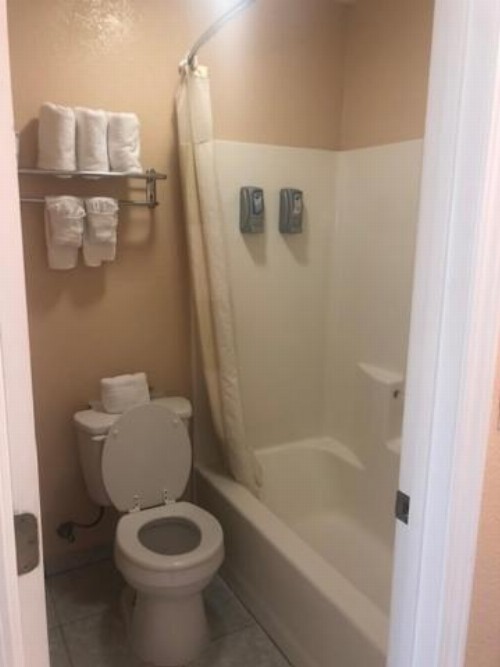 Pinn Road Inn and Suites Lackland AFB and Seaworld - image 17