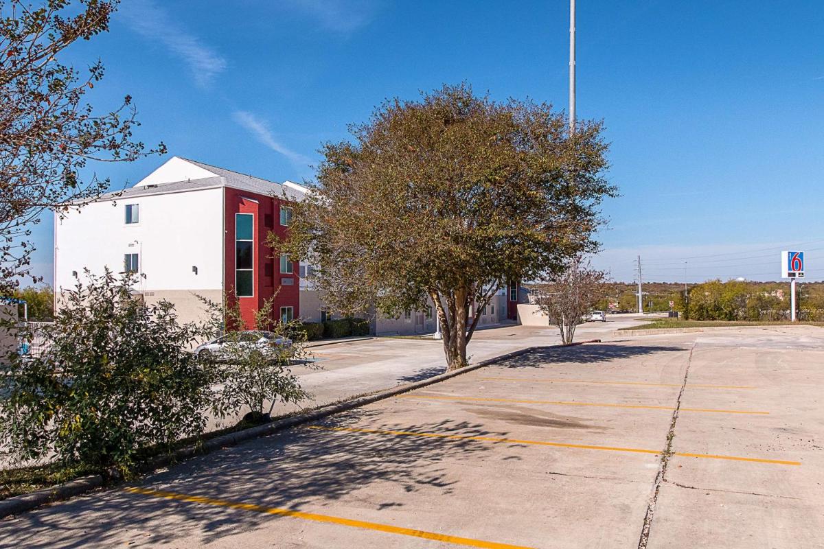Motel 6-San Antonio TX - Downtown - Alamo Dome - image 3