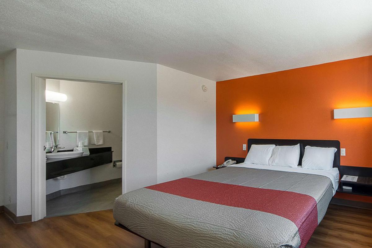 Motel 6-San Antonio TX - Downtown - Alamo Dome - image 7