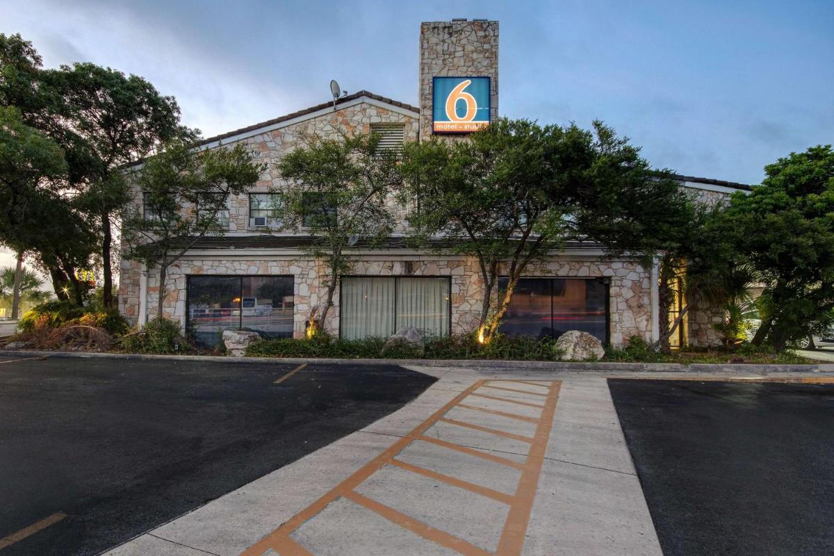 Motel 6-San Antonio TX - Northwest Medical Center - main image