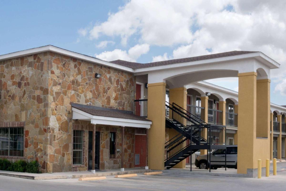 Super 8 by Wyndham San Antonio Near Fort Sam Houston - main image