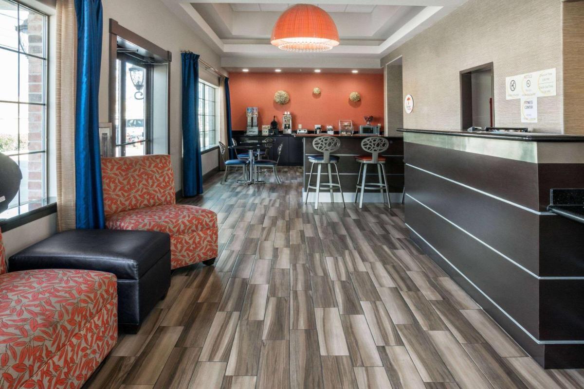 Super 8 by Wyndham San Antonio Near Fort Sam Houston - image 2