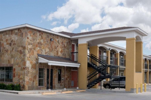 Super 8 by Wyndham San Antonio Near Fort Sam Houston - image 24