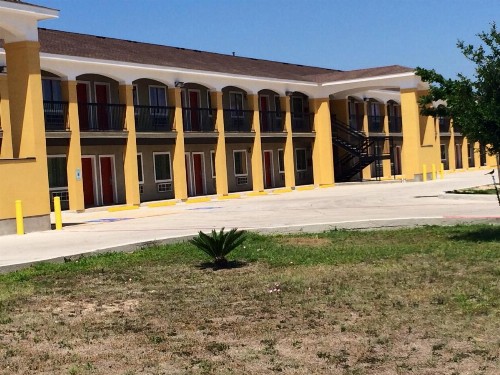 Super 8 by Wyndham San Antonio Near Fort Sam Houston - image 3