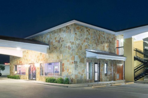 Super 8 by Wyndham San Antonio Near Fort Sam Houston - image 32