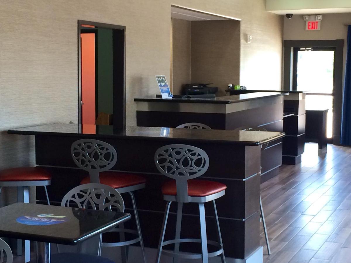 Super 8 by Wyndham San Antonio Near Fort Sam Houston - image 4