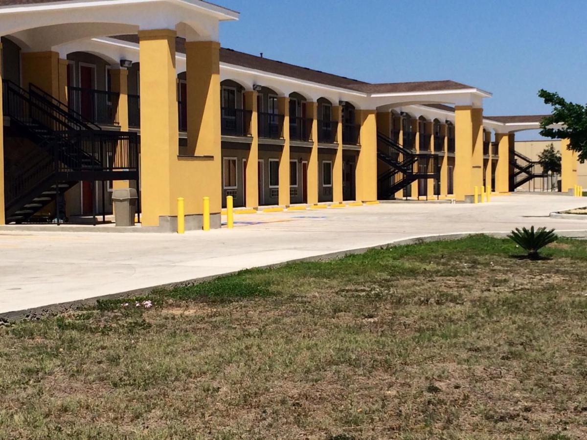 Super 8 by Wyndham San Antonio Near Fort Sam Houston - image 6