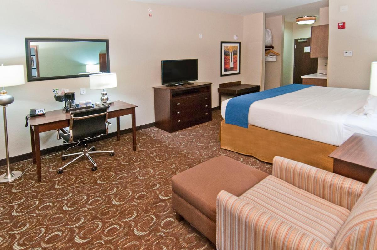 Holiday Inn Express & Suites San Antonio SE by AT&T Center an IHG Hotel - image 2