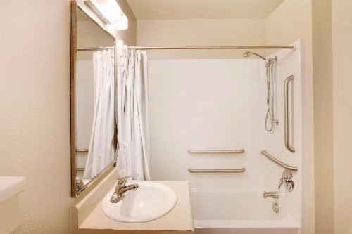WoodSpring Suites San Antonio South - image 7
