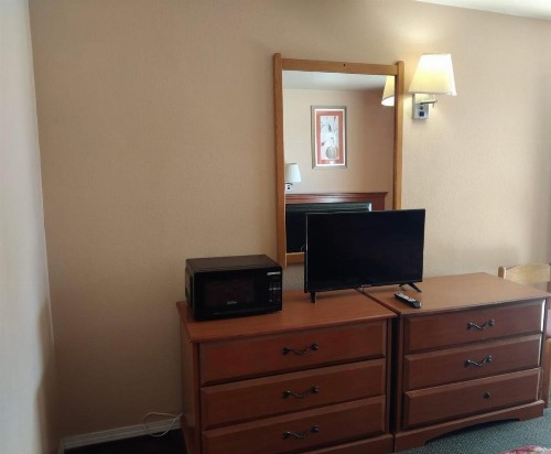 American Motel - image 14