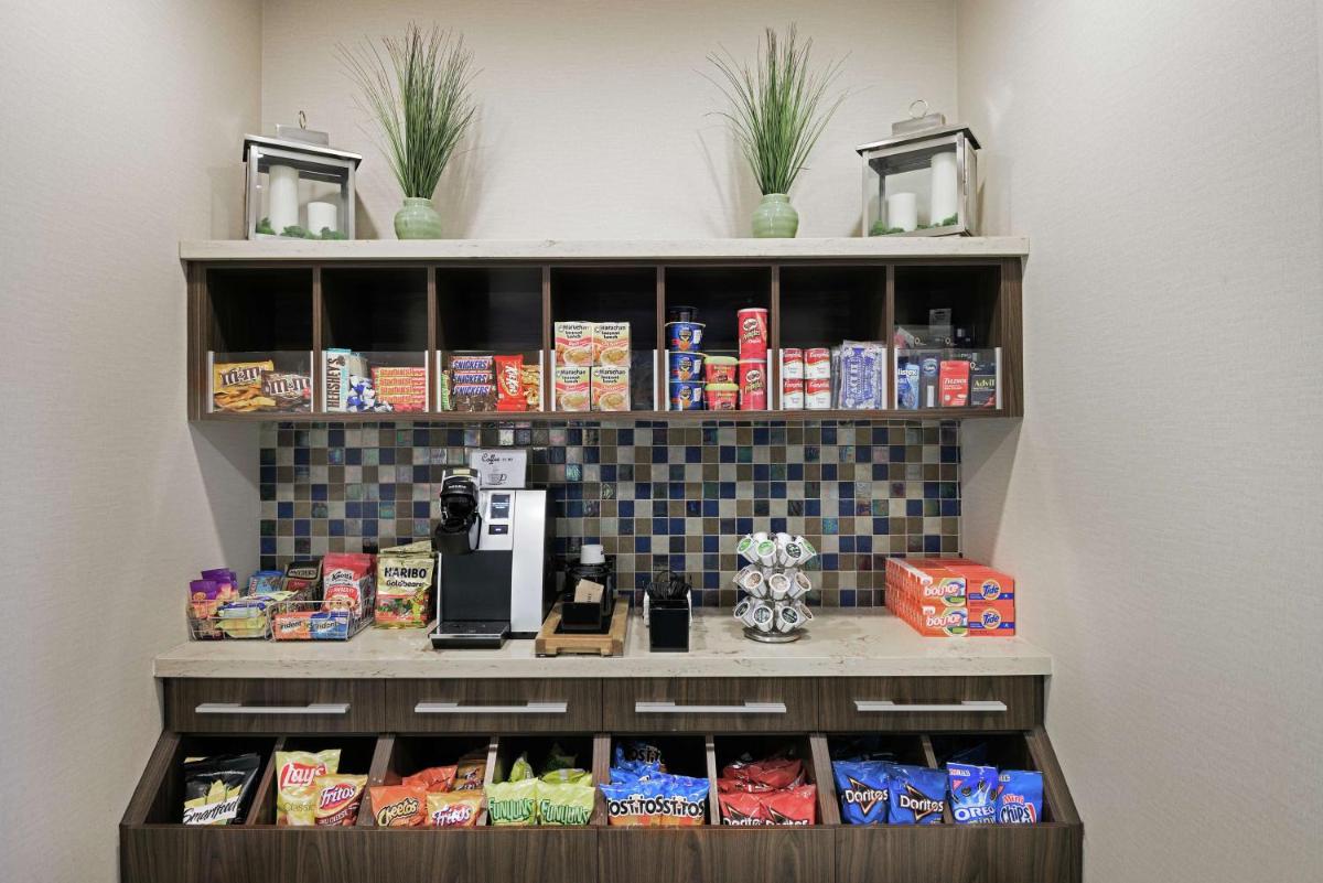 Hilton Garden Inn San Antonio/Rim Pass Drive - image 2