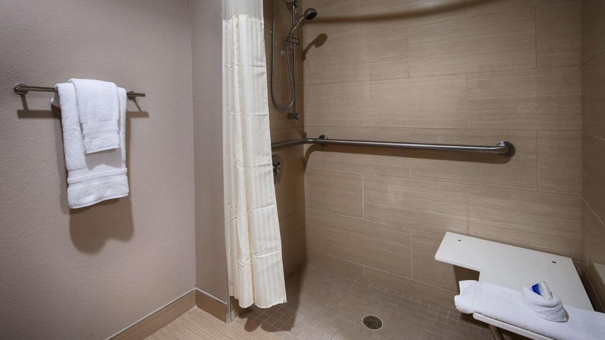 Best Western Plus Elmendorf Hotel - image 7