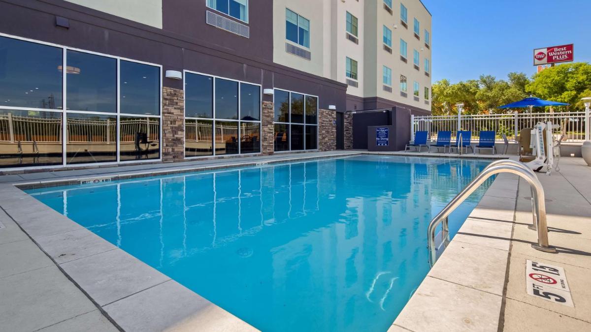 Best Western Plus Roland Inn & Suites - image 3