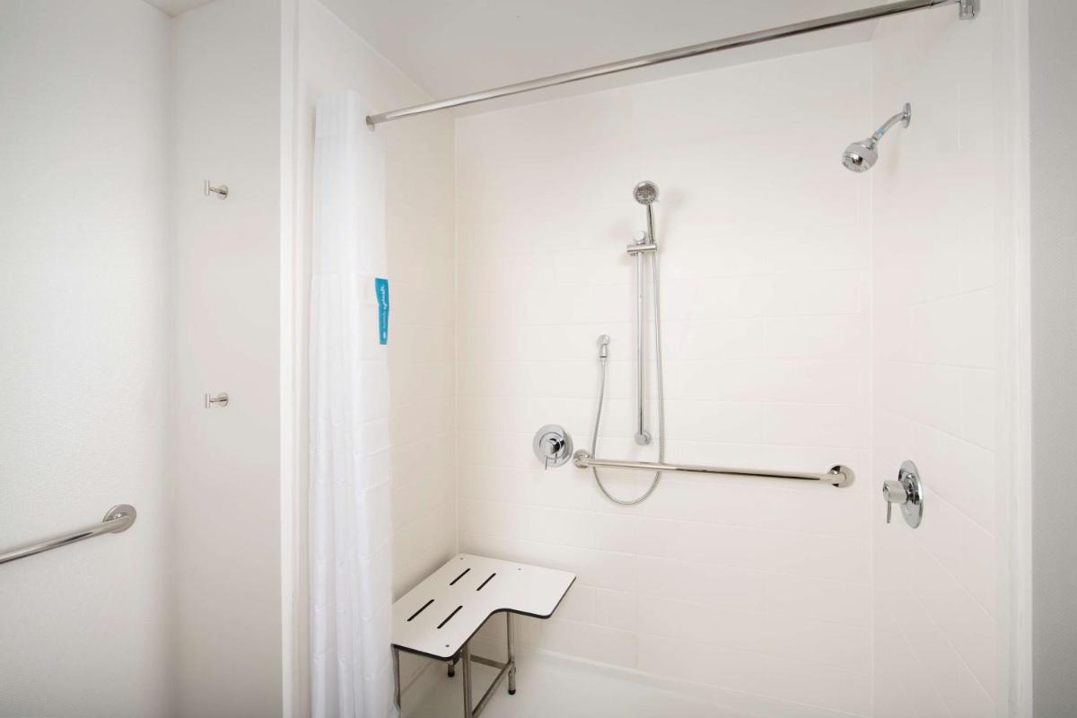 Hampton Inn & Suites San Antonio Lackland AFB SeaWorld - image 7