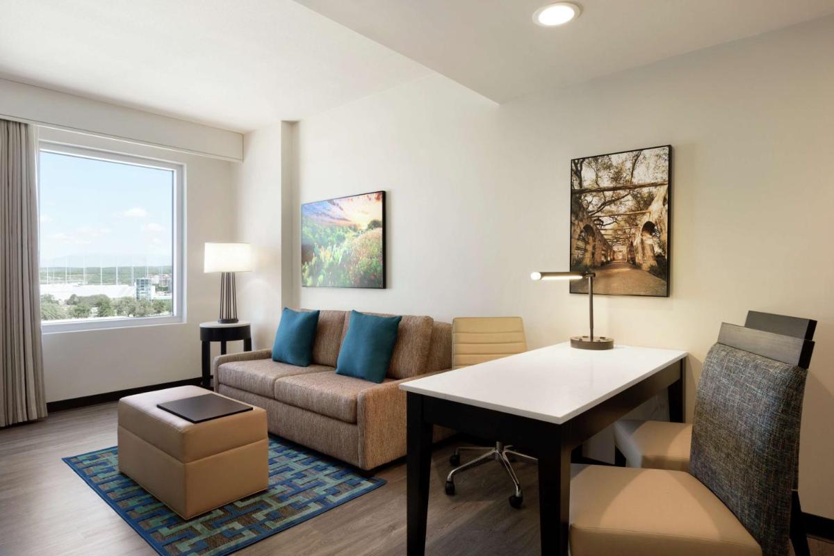 Embassy Suites By Hilton San Antonio Landmark - image 2