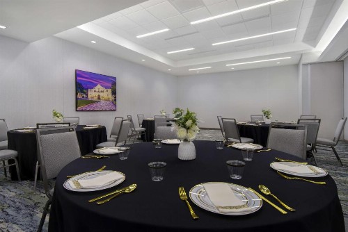 Hampton Inn & Suites San Antonio Riverwalk - image 9