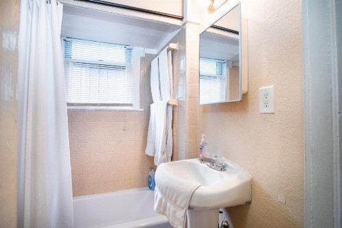 Virginia #A Cozy 2BA/1BA near Downtown Sleeps 8 - image 8