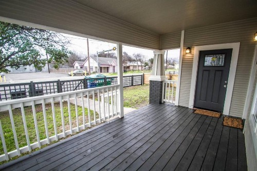 Hackberry St #A Renovated 2BR/2BA Near Downtown - image 1