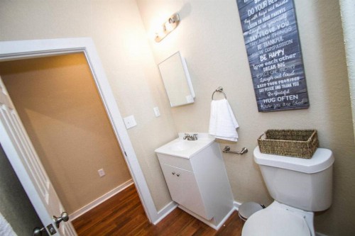 Hackberry St #A Renovated 2BR/2BA Near Downtown - image 10