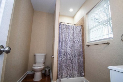 Hackberry St #A Renovated 2BR/2BA Near Downtown - image 11