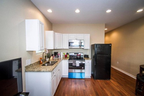 Hackberry St #A Renovated 2BR/2BA Near Downtown - image 8