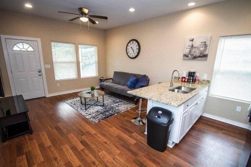 Douglas Way Remodeled House Near Downtown 1BA/1BA - image 8