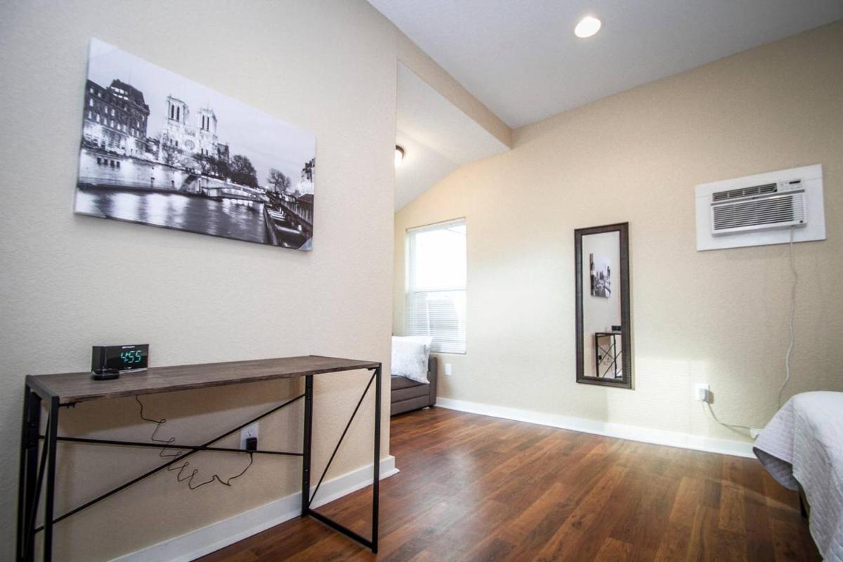 Douglas Way Remodeled House Near Downtown 1BA/1BA - image 4