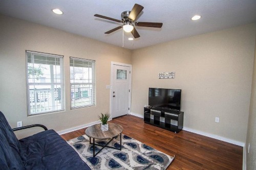 Hackberry St #B Renovated 2BR Near Downtown SA - image 9