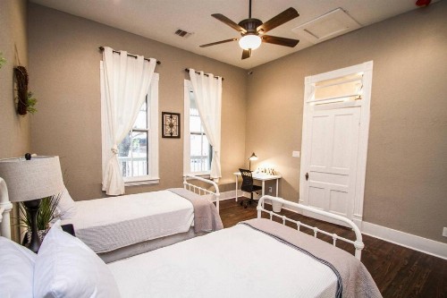 Wyoming St Restored Historic 2BR/1BA Downtown - image 11