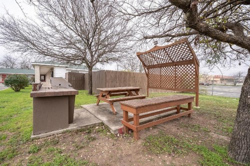 OYO Hotel San Antonio near AT&T Center - image 10