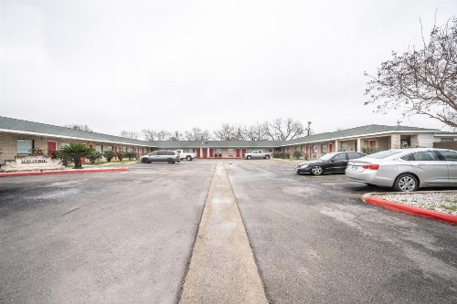 OYO Hotel San Antonio near AT&T Center - image 13
