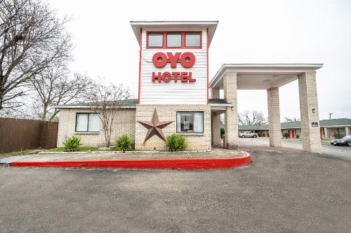 OYO Hotel San Antonio near AT&T Center - image 2