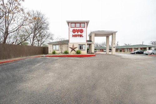 OYO Hotel San Antonio near AT&T Center - image 4