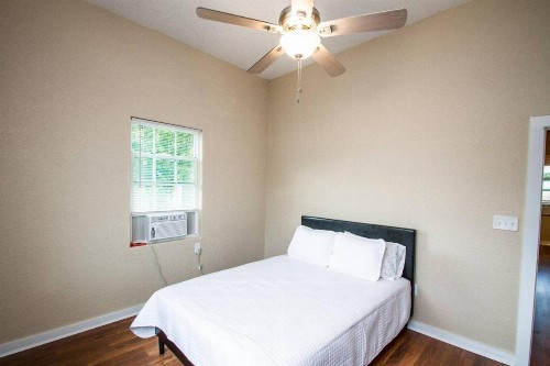 3BR/2BA Remodeled Apartment Near Downtown - image 10